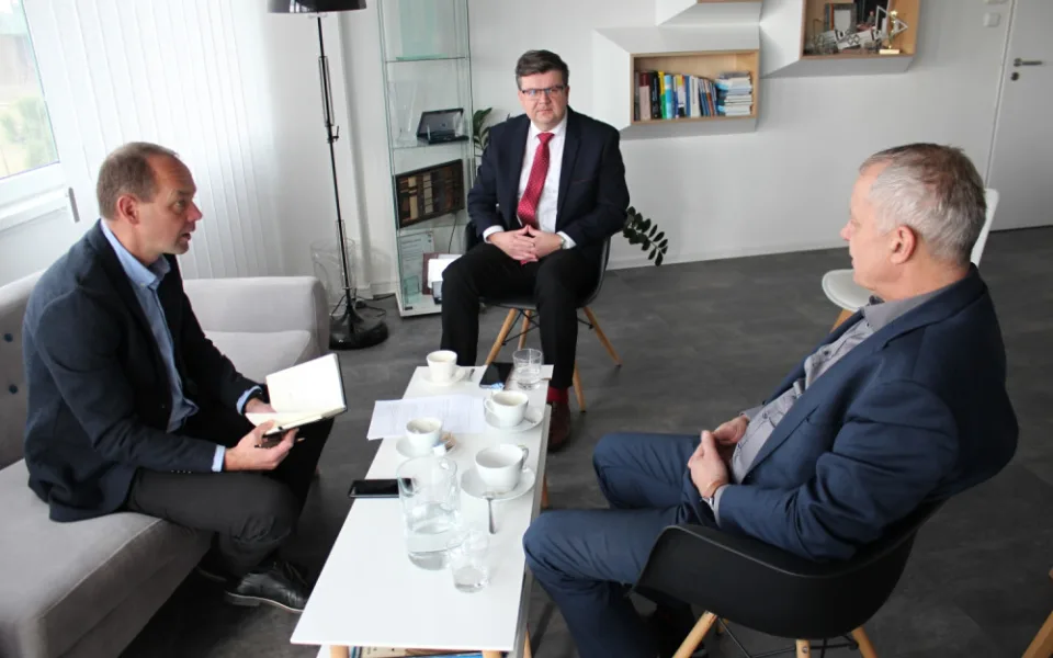 Jednání se zúčastnili rektor ZČU Miroslav Holeček, její budoucí rektor Miroslav Lávička a karlovarský hejtman Petr Kulhánek
