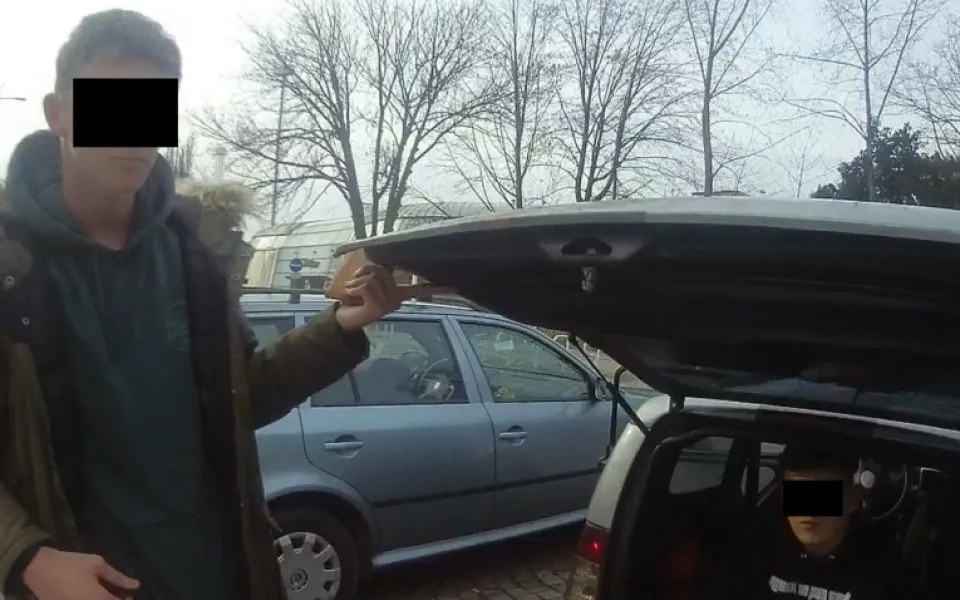 Mladý řidič na sebe upozornil přestupkem. V kufru auta navíc vezl kamaráda