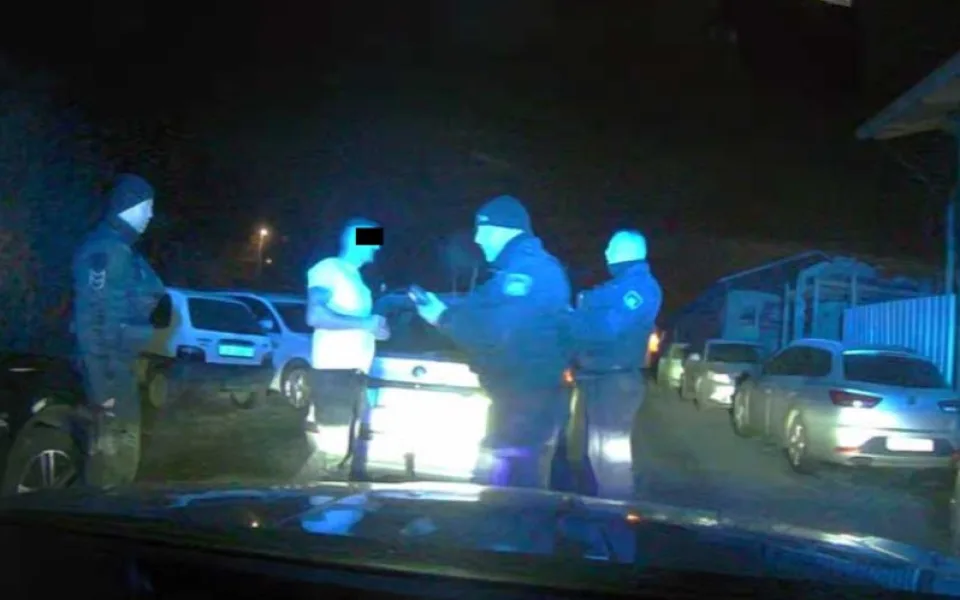 Pod vlivem drog, bez řidičáku a s šestiletým synem v autě ujížděl řidič před hlídkou městské policie