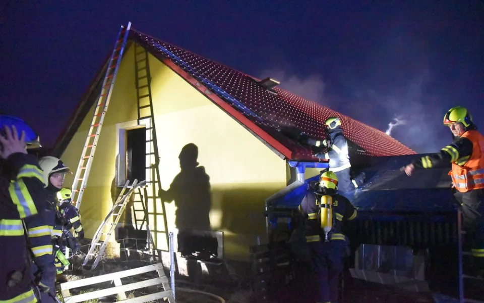 Při požáru domu ve Fojtově na Karlovarsku jeden člověk zemřel, další je popálený