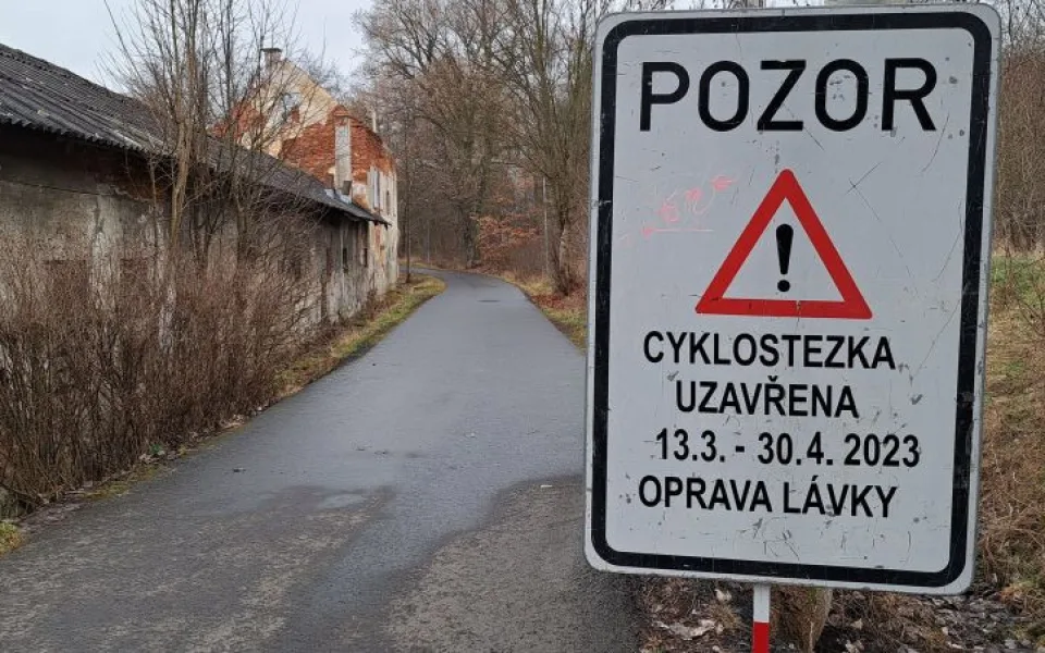 Karlovy Vary zavírají frekventovanou cyklostezku kvůli opravě zchátralé lávky 