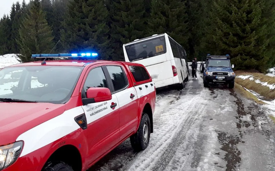Na zledovatělé silnici zapadl autobus do příkopu, hasiči s Horskou službou museli evakuovat 43 dětí