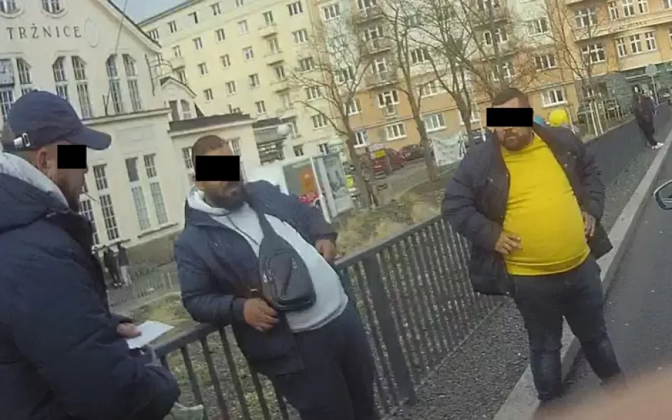 Lidem ve Varech prodávali na ulici parfémy. Odjeli s pokutou