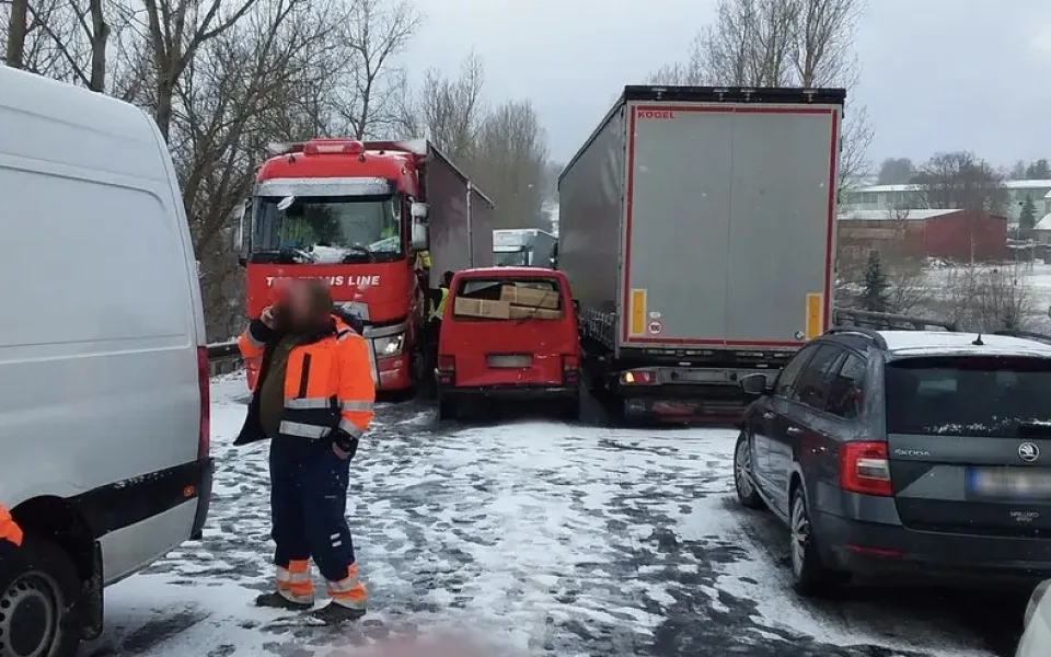 Na silnici u Bochova na Karlovarsku se stala hromadná nehoda. Srazilo se třináct aut