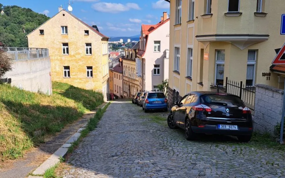 Vary chtějí letos opravit Vyšehradskou ulici, zůstane v historické podobě.