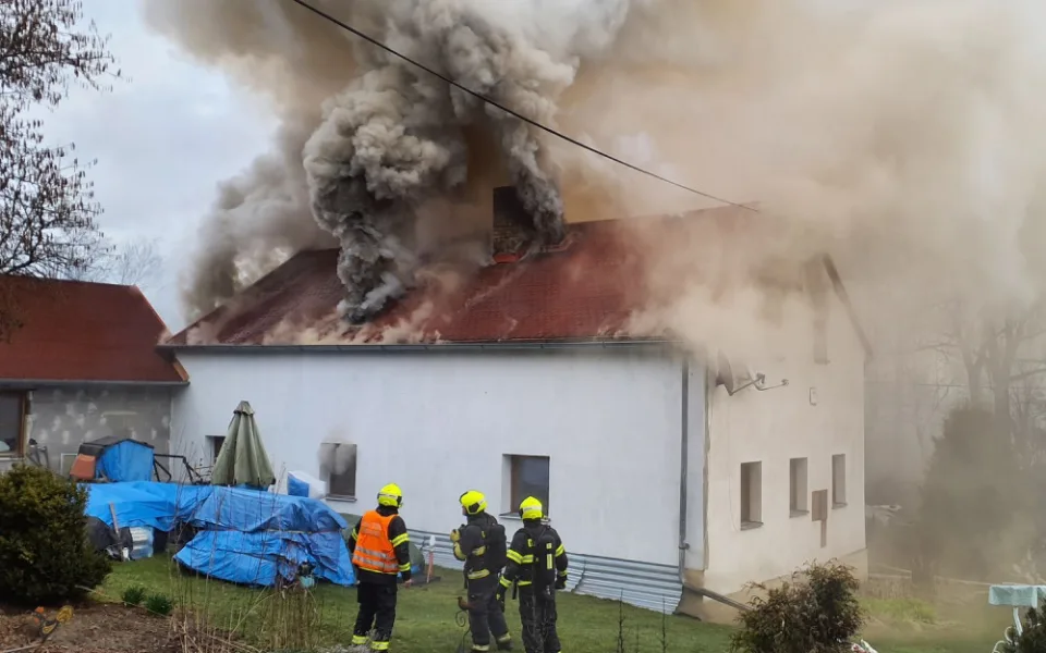 Projíždějící policejní hlídka jako první zpozorovala požár domu. Jeho obyvatelku policisté okamžitě evakuovali
