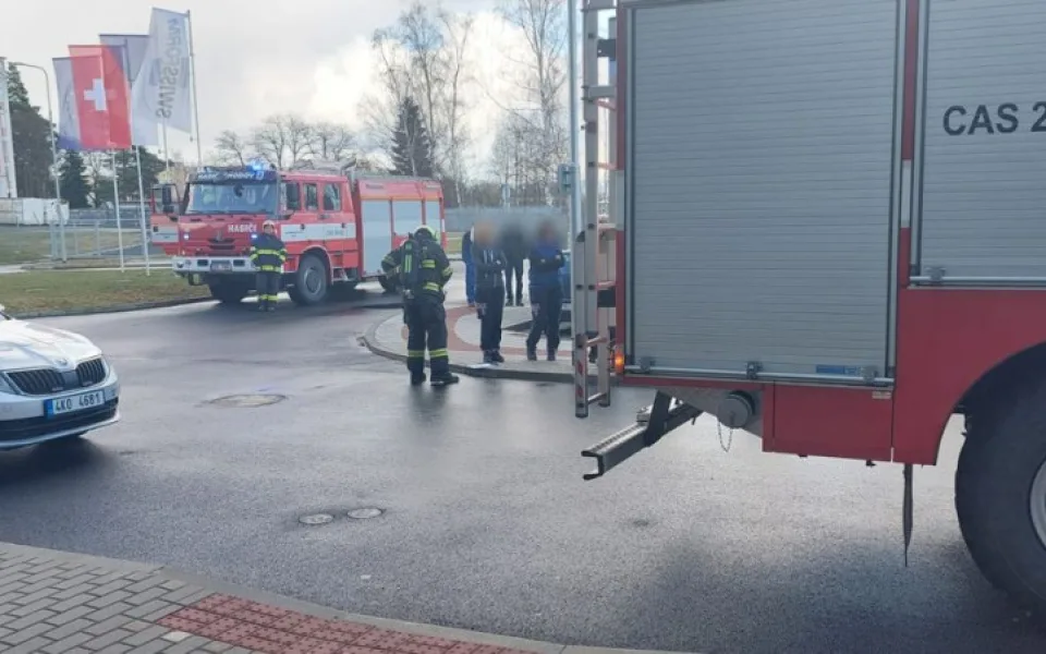 Kvůli požáru laserového stroje museli hasiči evakuovat 48 zaměstnanců výrobního podniku