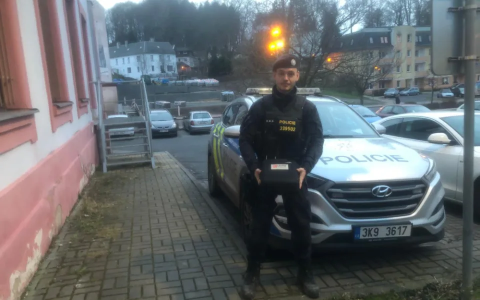 Defibrilátor v policejním autě zachránil život muži, kterého postihl kolaps.
