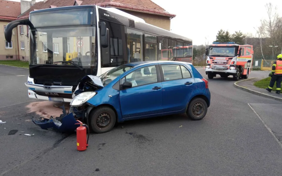 Řidička osobního automobilu se těžce zranila při střetu s linkovým autobusem
