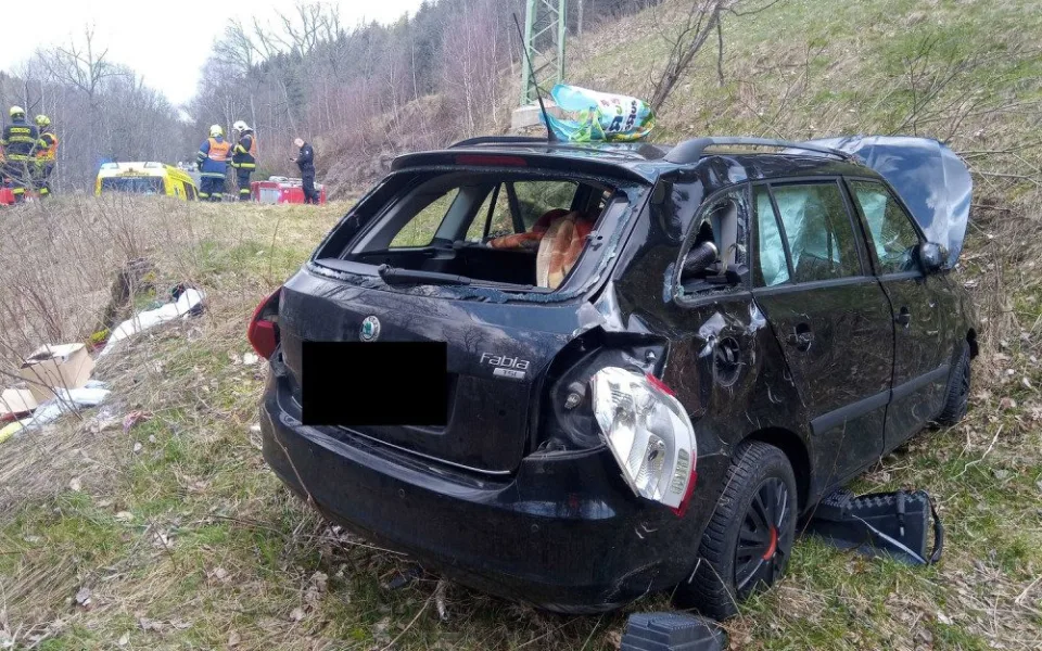 Hasiče zaměstnala nehoda osobáku v serpentinách nad Jáchymovem.