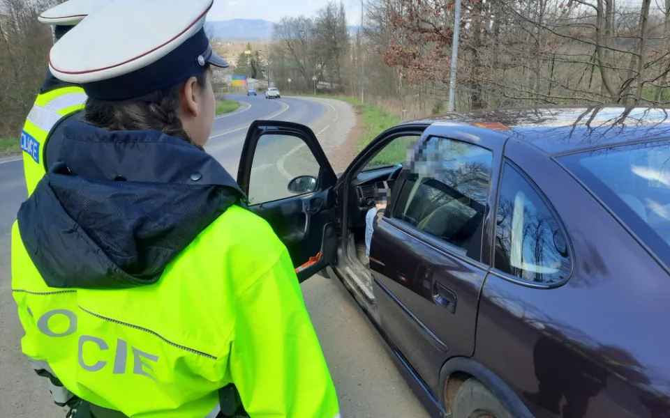 Velikonoční akce policie v Karlovarském kraji: několik řidičů pod vlivem drog nebo alkoholu