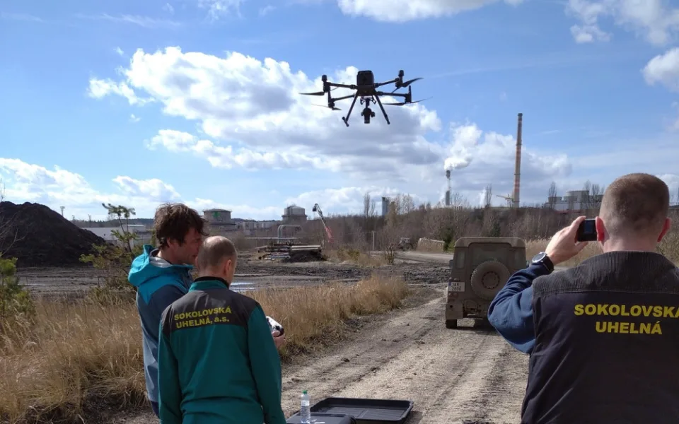 Geodeti s pomocí dronu mapují dosud nepřístupné oblasti. Třeba lomy nebo výsypky