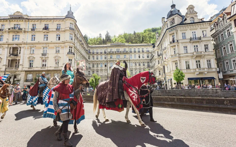 Karlovy Vary zahájí novou lázeňskou sezónou jarmarkem, koncerty i průvodem Karla IV. s družinou