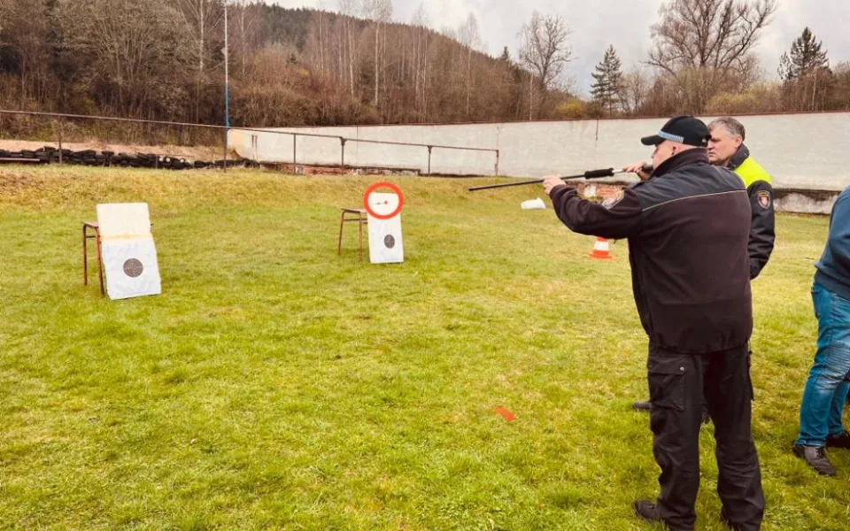 Natrénovali jsme střelbu, vzkazují karlovarští strážníci zatoulaným zvířatům