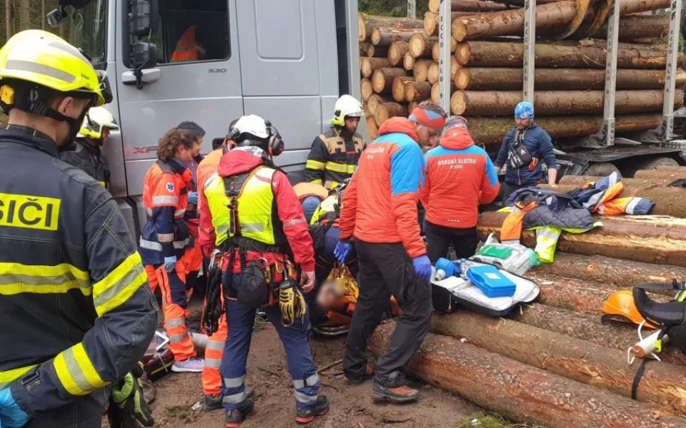 Dělníka v lese zavalila padající kláda, muž utrpěl těžká zranění