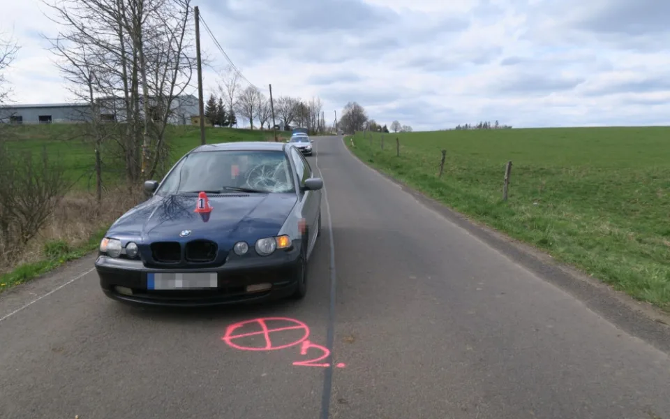 Mladý řidič u Teplé srazil chodce. Ten byl pod vlivem drog