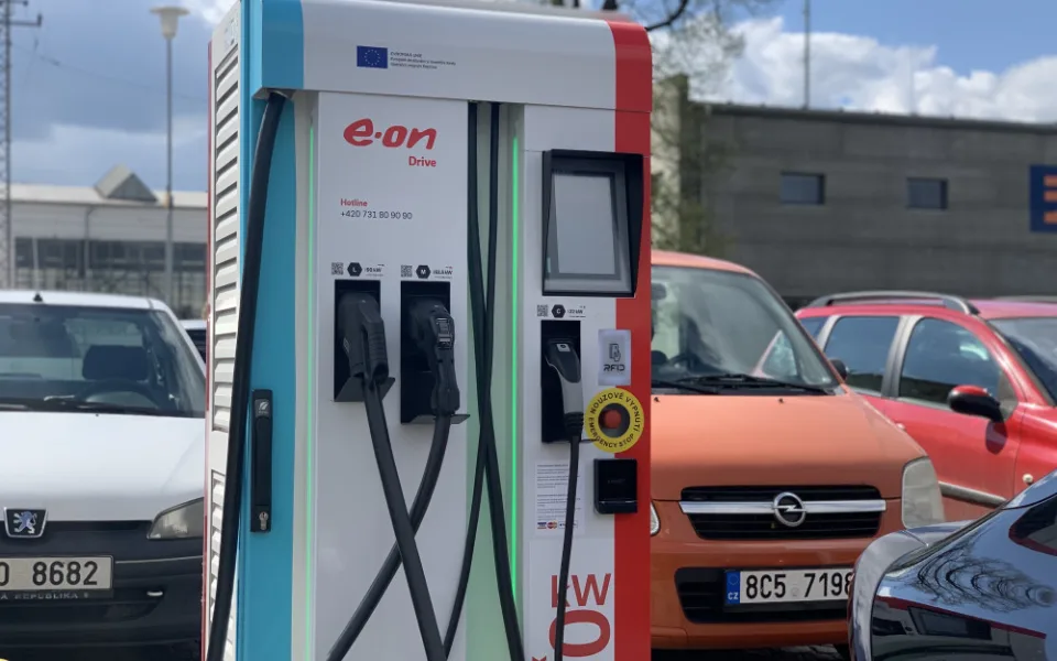 size4-16830976446717-231-eon-ma-ve-strakonicich-prvni-dobijecku-elektromobilu-kde-je-mozne-platit-kartou