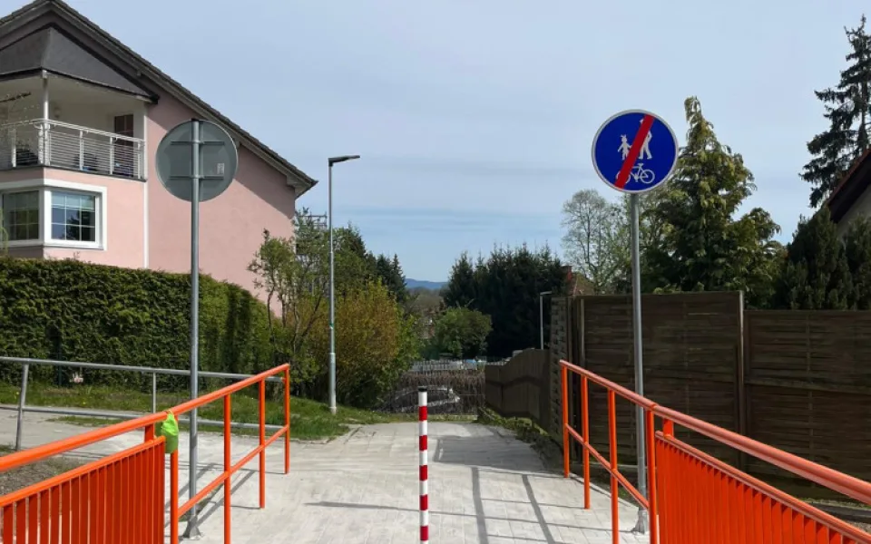 Lávka přes Ašskou ulici v Chebu je hotová