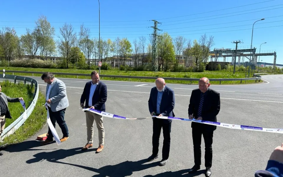 Akce se dnes zúčastnili hejtman Karlovarského kraje Petr Kulhánek, starosta města Chebu Jan Vrba, ředitel Krajské správy a údržby silnic Jiří Šlachta a další pozvaní hosté.