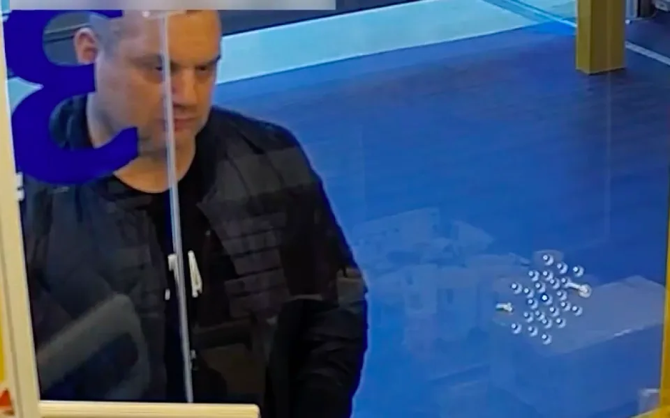 Policie pátrá po muži, který poslal vězni balíček s nepovoleným obsahem