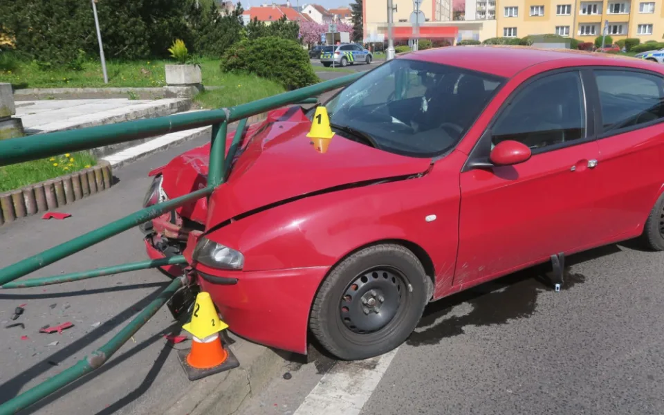 Po policejním PIT manévru se ujíždějící automobil v centru města doslova napíchl na zábradlí
