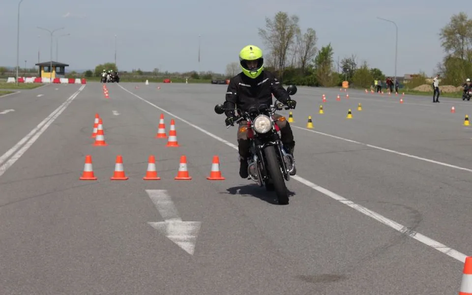 size4-16838282860898-231-bezmala-ctyricet-bezplatnych-motorkarskych-kurzu-letos-nabizi-projekt-ucme-se-prezit-novinkou-je-kur