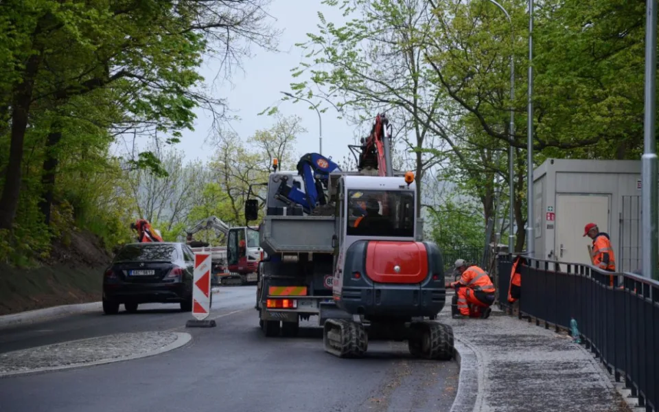 Karlovarští řidiči mají důvod k radosti. Město po necelém roce opravilo Bezručovu ulici 