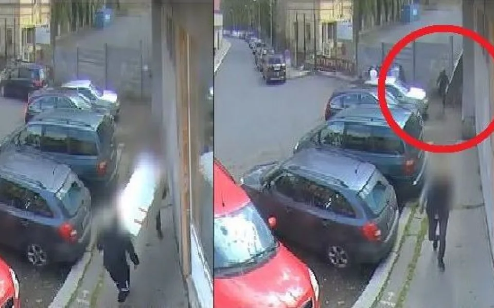 Dva výtečníci se lopotili s velkou lednicí, kterou nakonec odložili na chodníku. Jejich akci zachytila kamera