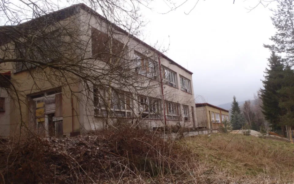 Třicet let chátrá a na opravu nejsou peníze. Nejdek touží zachránit starou školku