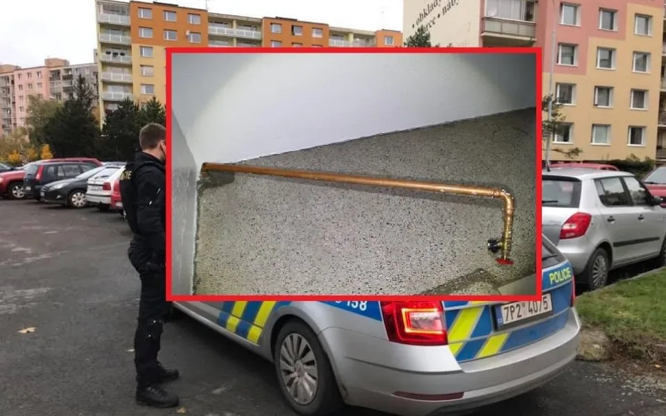 Zloděj vyrval ze zdi na chodbě domu v sedmém patře měděnou trubku a vytopil panelák