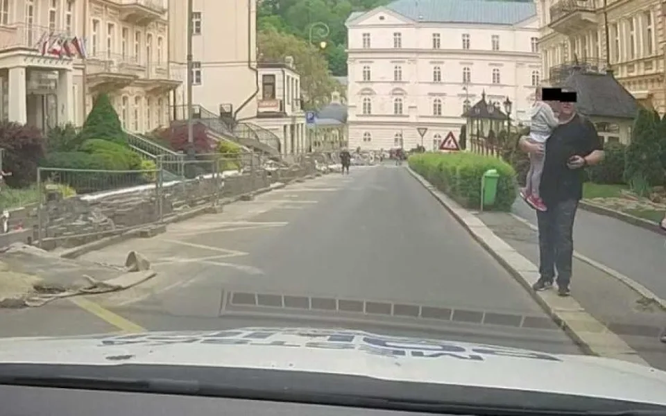 Muž z Karlových Varů měl mokré děti. Zavolal si městskou policii, aby je odvezla