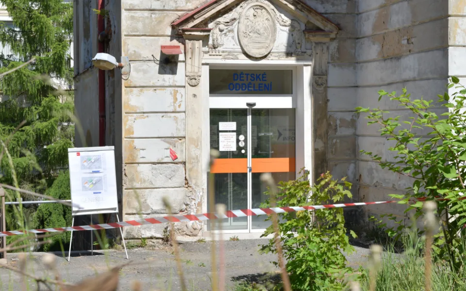 Přestavba karlovarské nemocnice za tři miliardy korun jde podle plánu