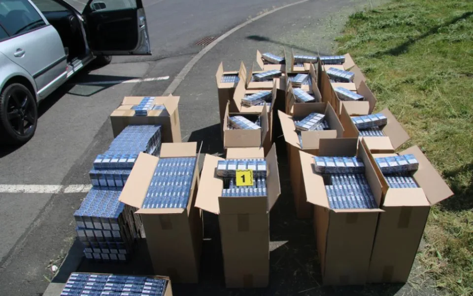 Policisté zastavili PIT manévrem zběsile ujíždějící automobil napěchovaný krabicemi nekolkovaných cigaret