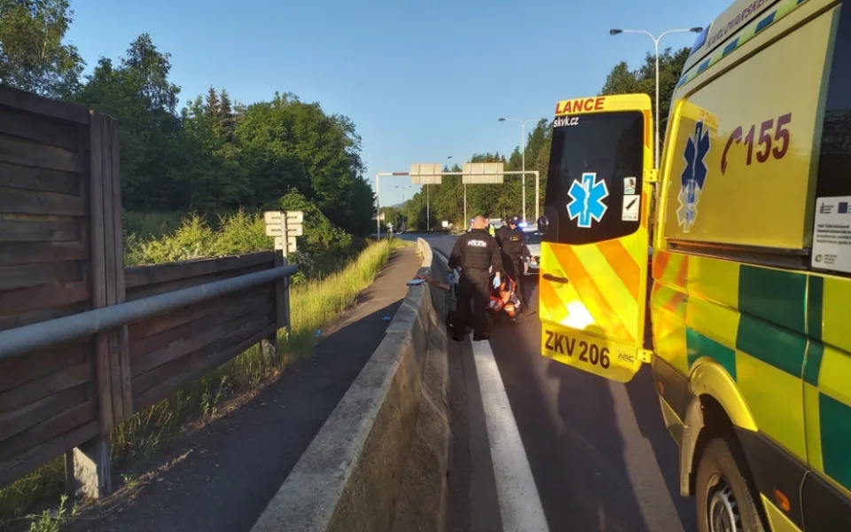 Na Pražském mostě ležel u krajnice zraněný muž. Nadýchal přes dvě promile