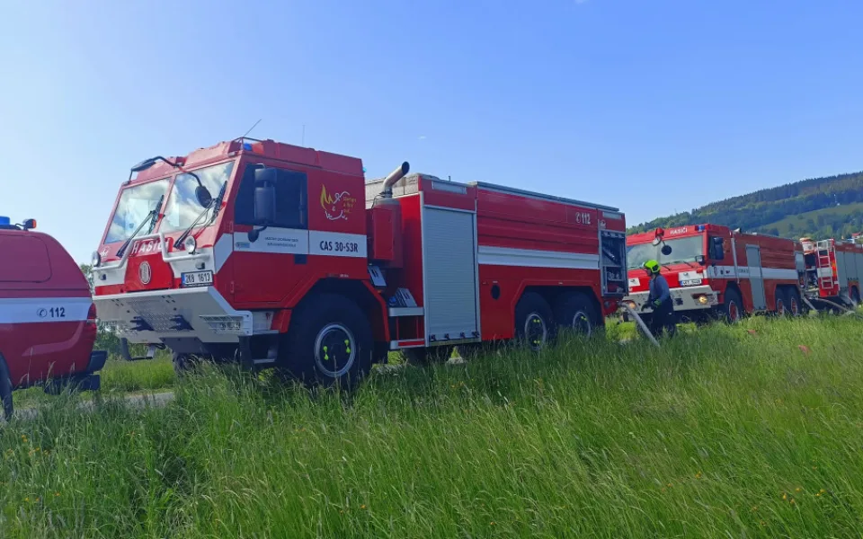 V okolí Bublavy hasiči zastavili šíření požáru lesa, ukončili letecké hašení