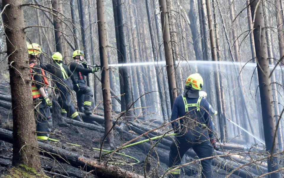 Hasiči v noci našli několik skrytých ohnisek na místě lesního požáru u Bublavy