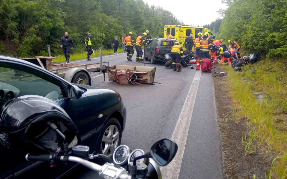 Při nehodě tří motorek a auta zemřel motorkář, další dva jsou těžce zranění