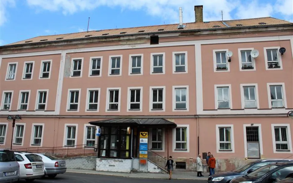 Aš nakupovala. Úřad si pořídil budovy bývalé pošty a noční klub a pošilhává po ubytovně