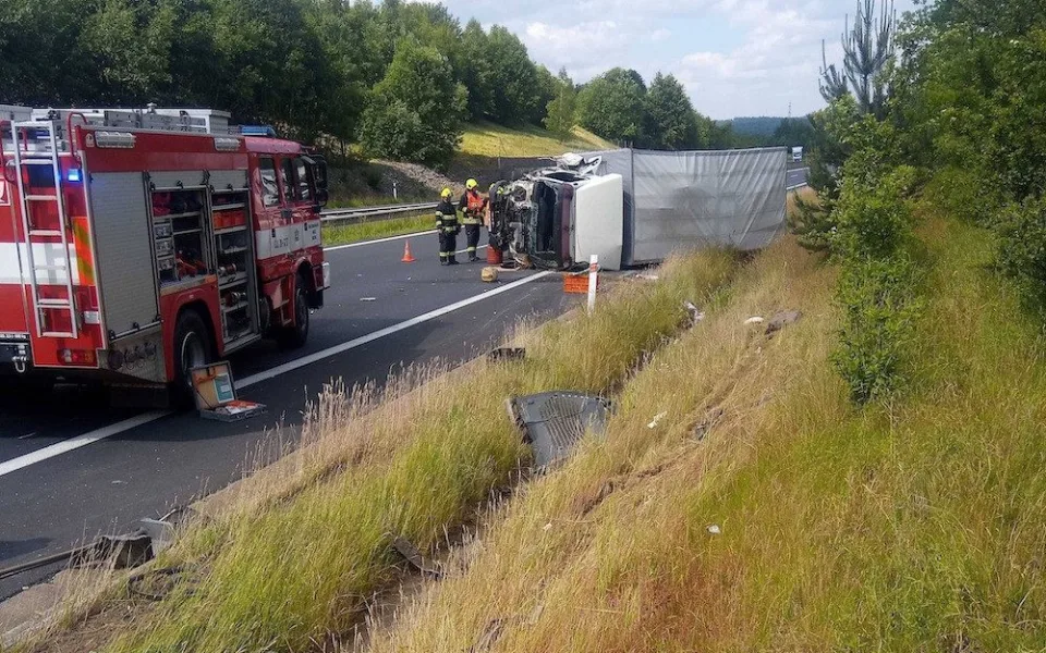 Nehoda uzavřela D6 na Sokolovsku na několik hodin, srazila se dvě nákladní auta