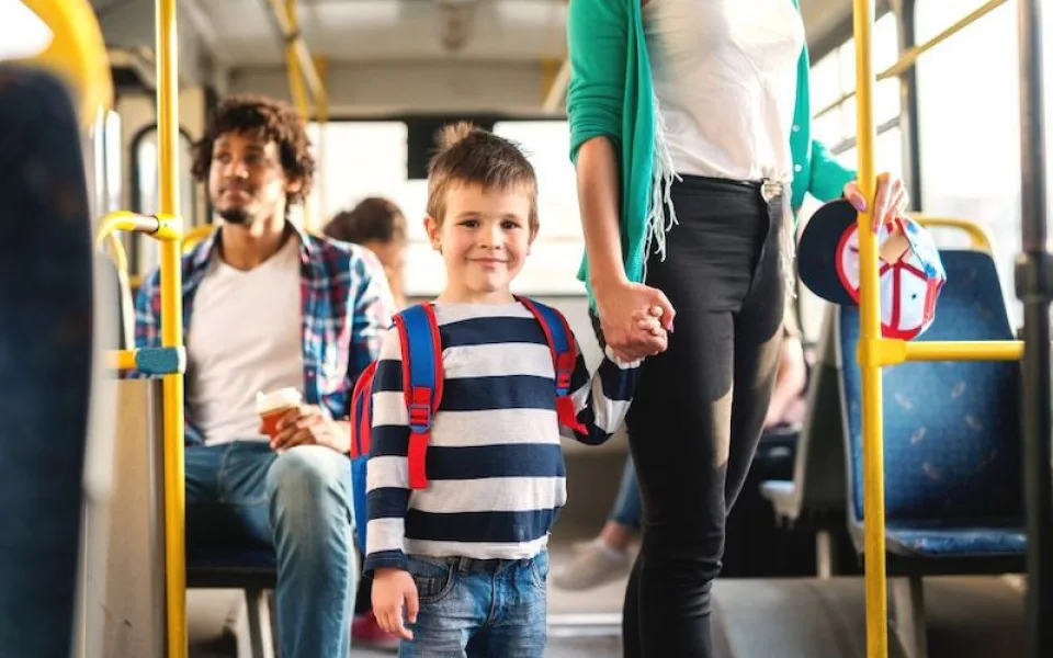 Bezpečnostní pásy by měly být podmínkou školního výletu autobusem. Praxe bývá jiná