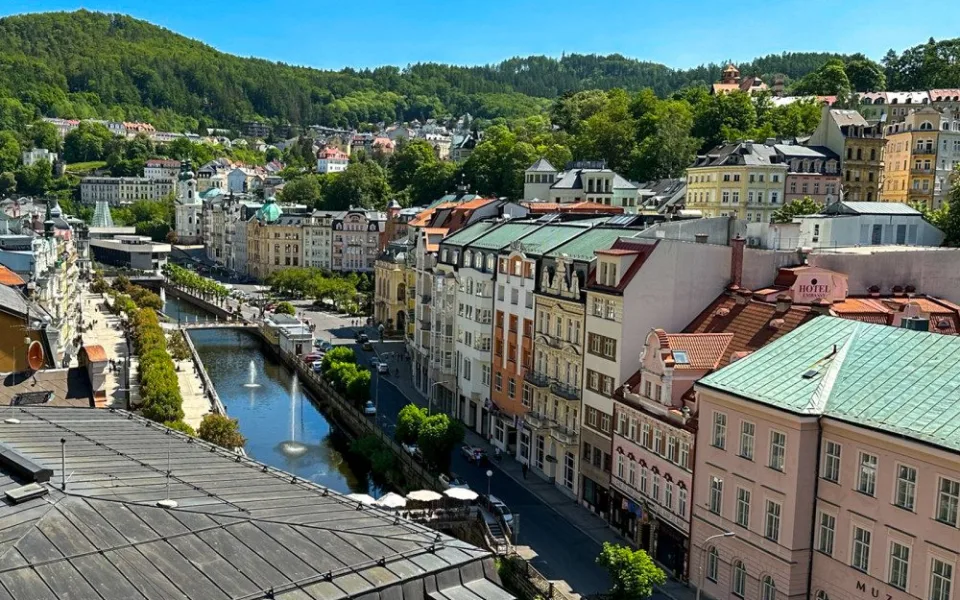 V Karlových Varech začaly přípravy na filmový festival, ubytování bude letos dražší