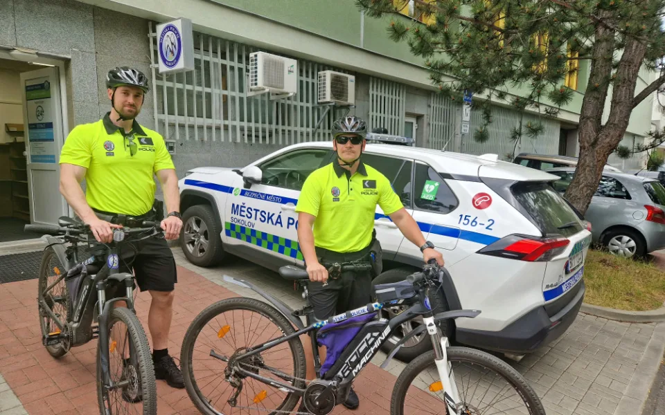 Po Sokolově jezdí cyklohlídky. Dohlédnou na cyklisty i psy, kteří chodí na volno
