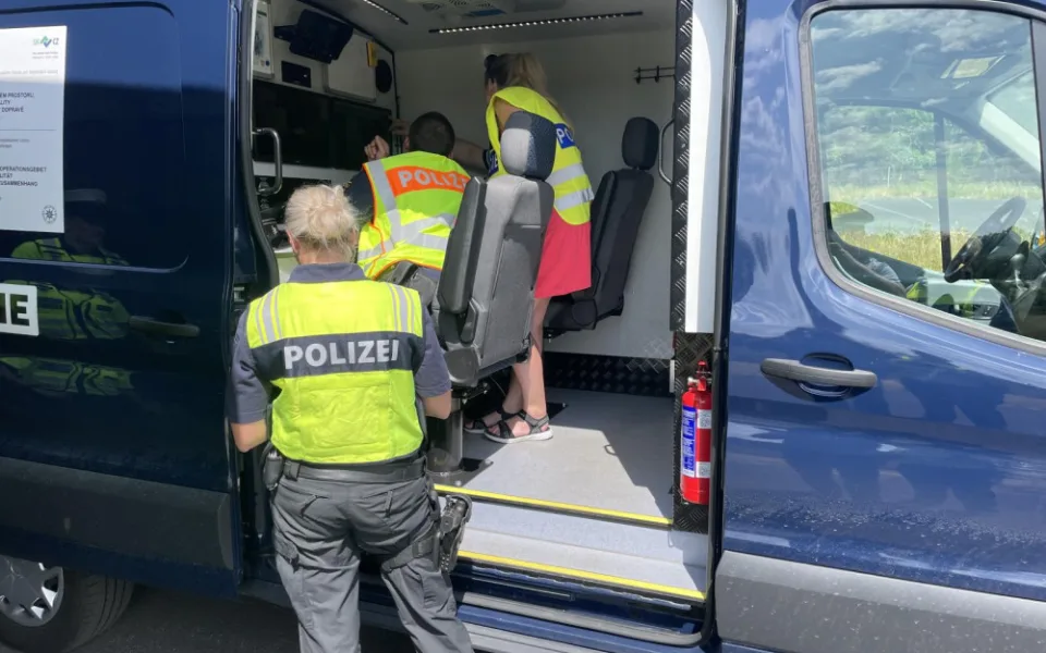 Policisté kontrolovali náklaďáky a autobusy. Nejčastějším přestupkem byl nevyhovující technický stav