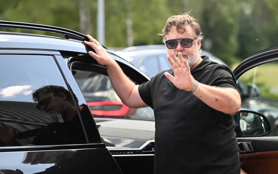 Do Karlových Varů přiletěl na filmový festival herec a hudebník Russell Crowe