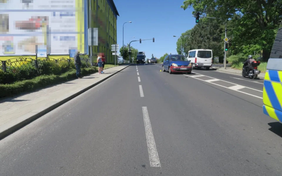 Policisté hledají svědky nehody dvou aut v Karlových Varech