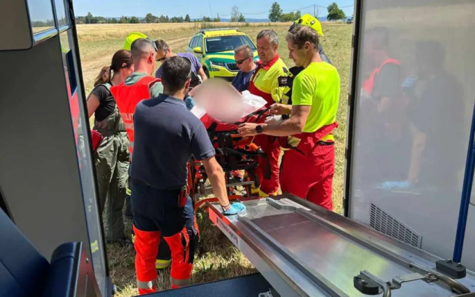 Muž na Chebsku spadl při česání třešní z pětimetrové výšky. Do nemocnice ho transportoval vrtulník