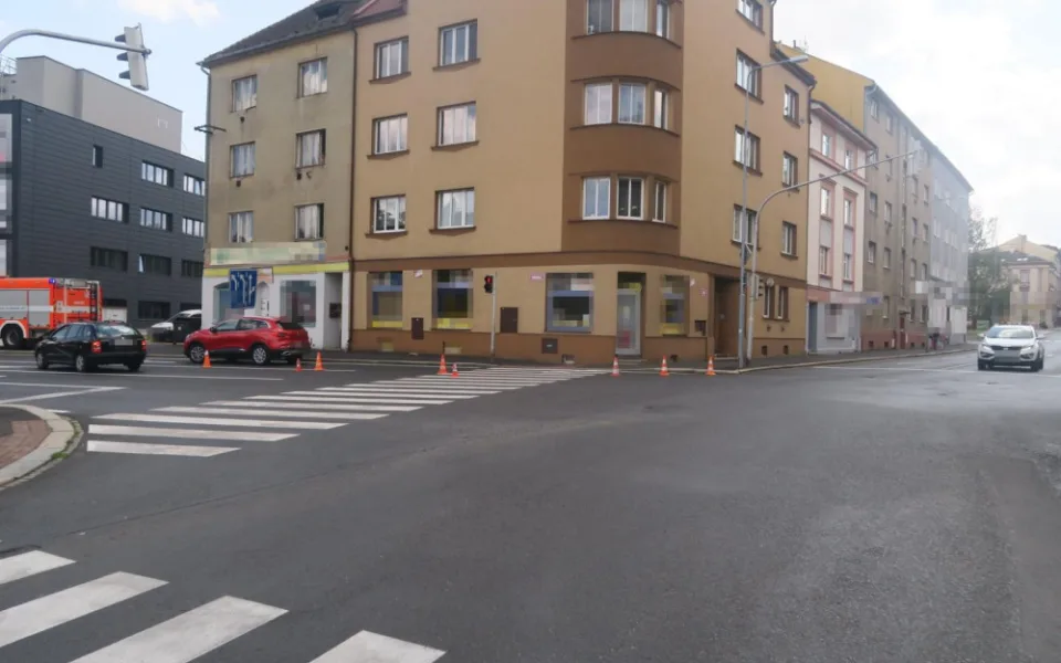 Auto v Chebu srazilo chodkyni. Nehodu vyšetřuje policie