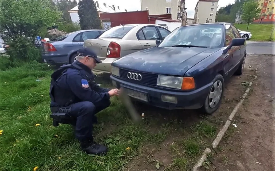Celníci využívají účinný bič na notorické neplatiče. Zajistí jim registrační značku od auta, dokud neuhradí dluh