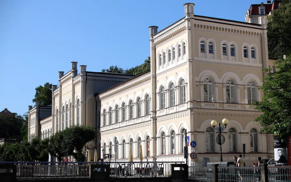 Sokolovská uhelná koupila karlovarské Lázně III, rozšiřuje své hotelové služby.