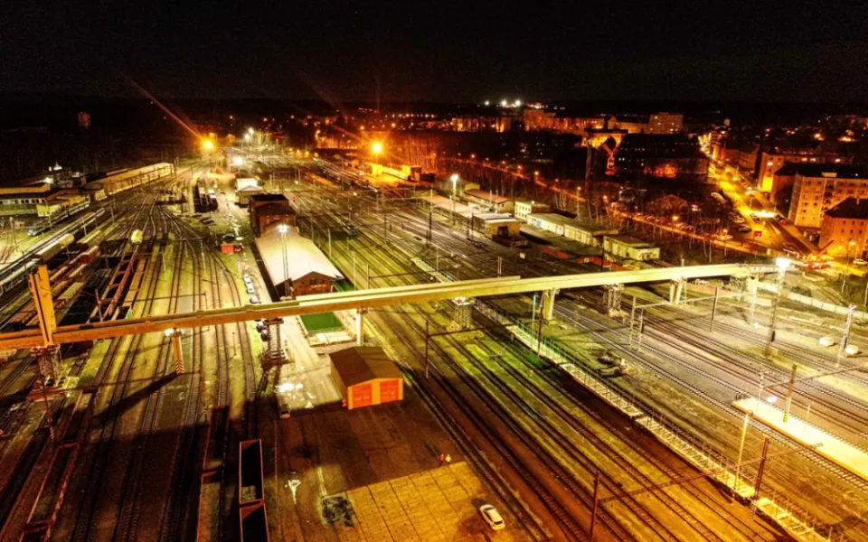 Nová lávka o délce 400 metrů vedoucí přes chebské nádraží obstála při zátěžové zkoušce